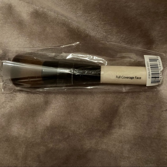 BOBBY BROWN Full Coverage Makeup Brush - Picture 5 of 6